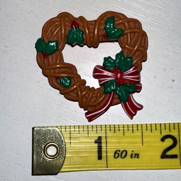 Vintage Heart Shaped Christmas Wreath Brooch - Picture 5 of 6